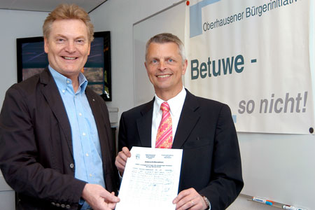Manfred Flore und Peter Klunk bei der Sammlung der Unterschriftenlisten f&uuml;r Berlin