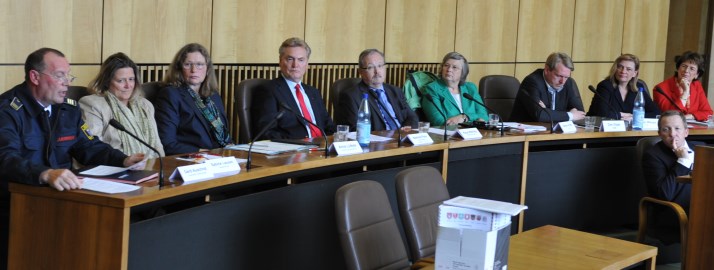 Podium der Sicherheitskonferenz 2014